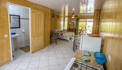 法勒Fare Ara Location Huahine的客房设有厨房和带桌子的浴室