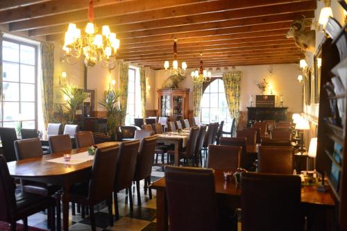 圣特雷登瓦卡蒂洛吉斯德克莱莫特住宿加早餐旅馆的用餐室配有桌椅和吊灯。