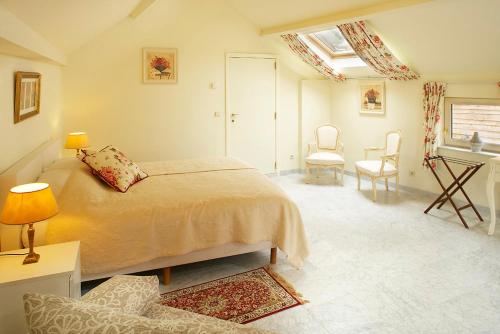圣特雷登瓦卡蒂洛吉斯德克莱莫特住宿加早餐旅馆的卧室配有一张床和一张桌子及椅子