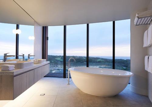 肖恩克角RACV海角善克度假酒店的大型浴室设有两个盥洗盆和浴缸。