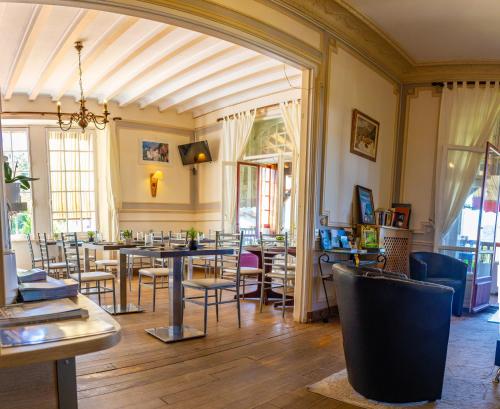 昂代贝尔维酒店的一间在房间内配有桌椅的餐厅
