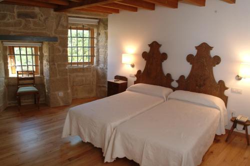阿拉力兹卡萨比拉沃阿乡村民宿的一间卧室配有两张带白色床单的床
