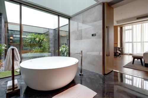 东莞东城国际酒店（东城酒吧街）的一间浴室