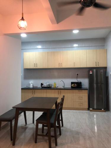 Putra DreamPark Apartment的厨房或小厨房