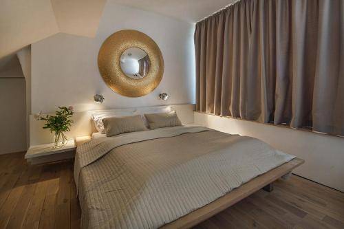 布拉格Holečkova Apartments的卧室配有一张床,墙上设有镜子