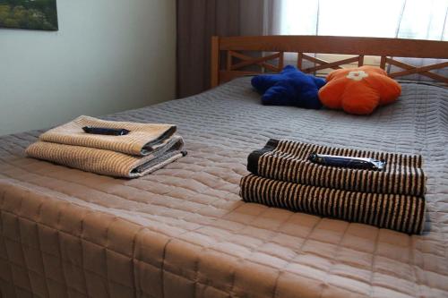 锡林耶尔维City centre apartment Siilinjärvi的一张带两条毛巾的床和一只塞满动物的床
