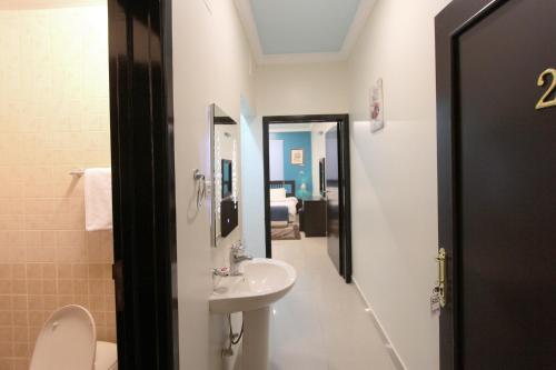 Al Qaswaa Furnished Apartements的一间浴室
