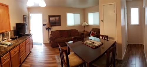 六月湖Birch Creek #1 - 1BR/1BA - Down Canyon的厨房以及带桌子和沙发的客厅。