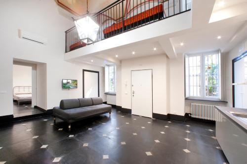 热那亚Old Villa stylish apartment的带沙发和楼梯的大型客厅