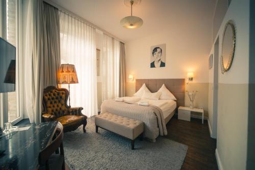 科隆MAISON MARSIL - Boutique Hotel Köln的配有一张床和一把椅子的酒店客房