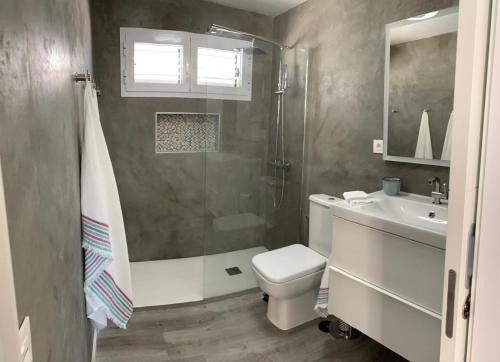 英格兰海滩Villa Clau的浴室配有卫生间、盥洗盆和淋浴。