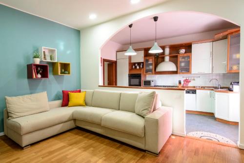 蒙扎Monza Park Apartment的带沙发的客厅和厨房