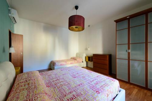 蒙扎Monza Park Apartment的一间卧室配有一张床和一个梳妆台