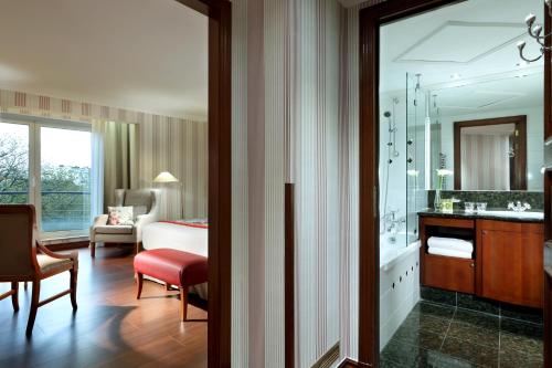 布鲁塞尔蒙哥马利欧洲之星酒店的酒店客房设有浴室和卧室