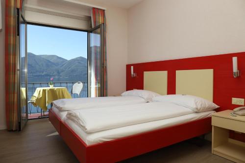 阿斯科纳阿兰西奥酒店的一间卧室设有一张大床和一个大窗户
