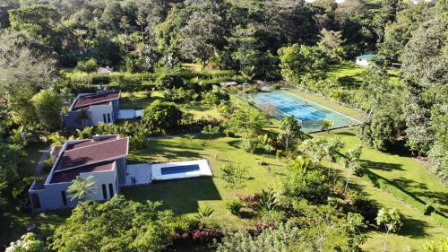 卡维塔Lilan Nature, Modern House N°1, private swimming pool.的享有带游泳池的别墅的空中景致
