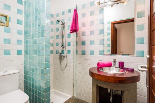 普拉亚布兰卡克利托别墅的一间带水槽和淋浴的浴室