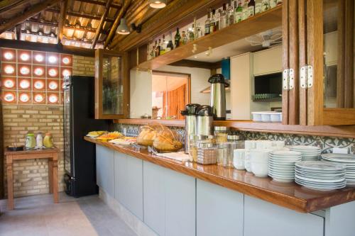 阿布拉奥阿巴特劳兹旅馆的厨房配有带餐具的吧台