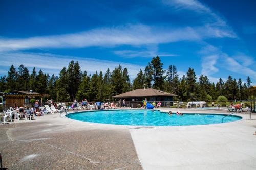 森赖弗Bend-Sunriver Camping Resort 24 ft. Yurt 16的一个大型游泳池周围的人