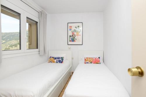 索尔德乌Apartamento Fontargent的白色客房 - 带2张白色床和窗户