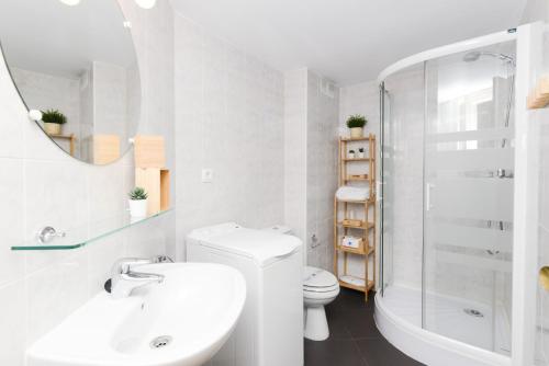 索尔德乌Apartamento Fontargent的白色的浴室设有水槽和卫生间。