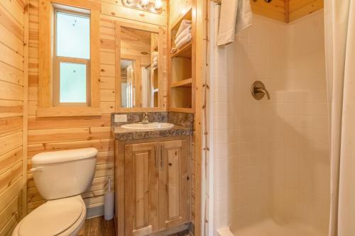 韦尔奇蒙特胡德村5号豪华度假屋的浴室配有卫生间、盥洗盆和浴缸。