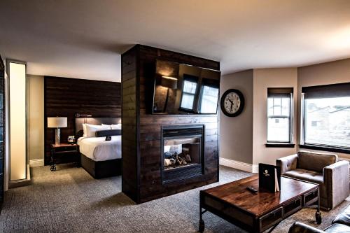 伯洛伊特炼铁厂酒店的酒店客房设有壁炉和一张床。