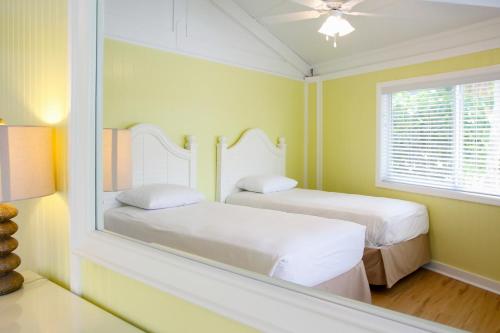 Lower Matecumbe BeachTopsider Resort by Capital Vacations的一间卧室配有两张床和镜子