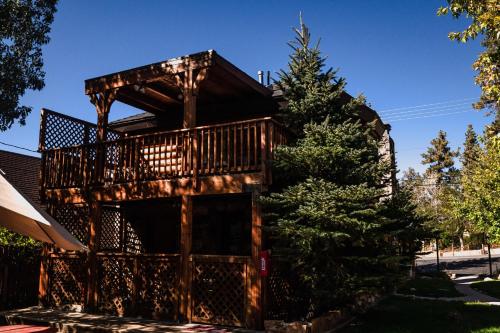 大熊湖恩贝斯山林小屋的带阳台和树的小木屋