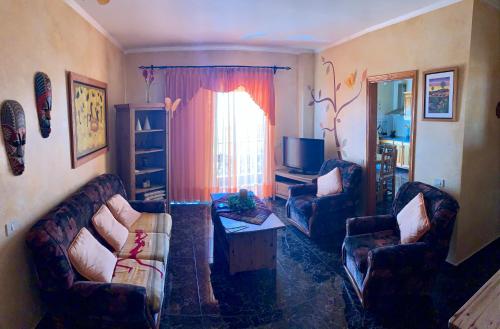 FasniaNaomi’s House的客厅配有两张沙发和一台电视