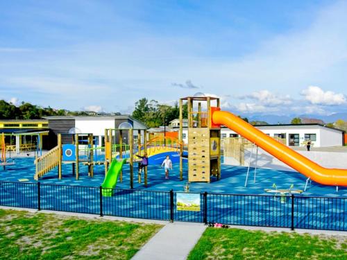 Hokitika's Kiwi Holiday Park and Motels的儿童游玩区