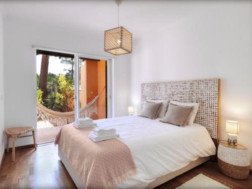 CarcereiroAroeira Golf - Beach House的一间卧室设有一张大床和大窗户
