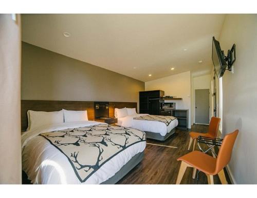 西黄石Terra Nova Cabins的酒店客房,配有两张床和椅子