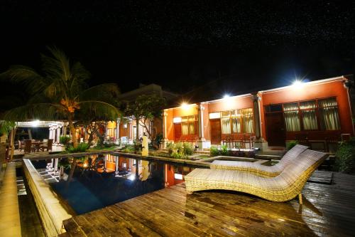 罗威那瓦育达那旅馆的夜间带游泳池的度假村