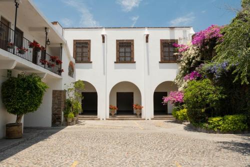圣胡安德里奥雷赛卡酒店的花卉和植物的建筑的庭院