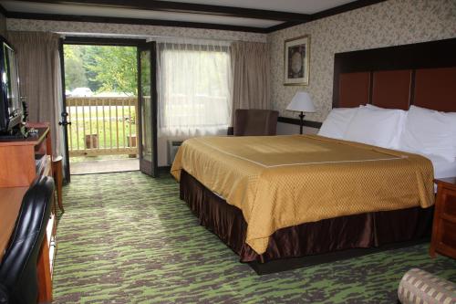 Porter春之楼酒店的酒店客房设有一张床和一个阳台。