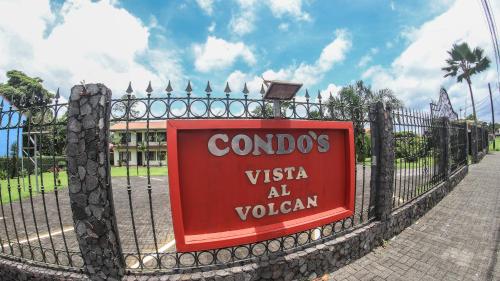 福尔图纳Condo's Vista Al Volcan的建筑物前的栅栏上的标志