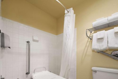 史蒂文斯波因特史蒂文斯波恩特斯戴旅馆及套房酒店的带淋浴、卫生间和毛巾的浴室