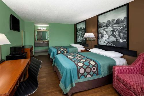 加夫尼速8加夫尼酒店的酒店客房 - 带两张床、一张桌子和一把椅子