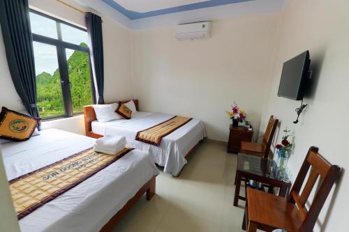 峰牙Son Doong Riverside的一间酒店客房,设有两张床和电视