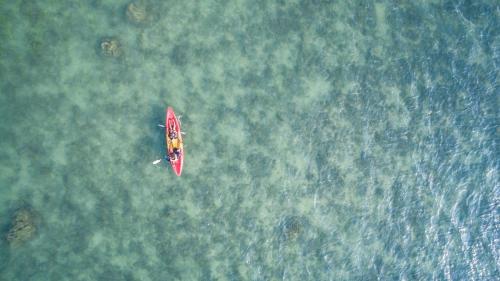 象岛GajaPuri Resort Koh Chang的空中观赏水中红色皮艇