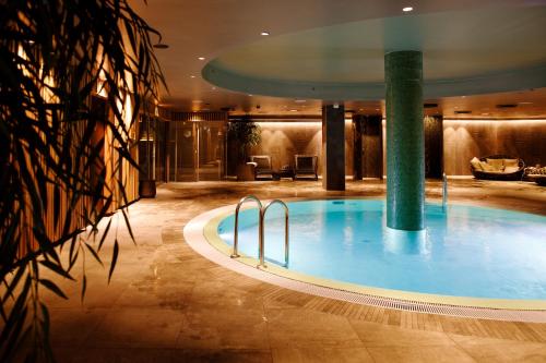 奥斯陆克拉丽奥中心酒店 的酒店大堂的大型游泳池