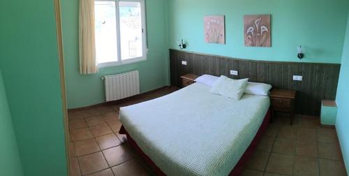 波加拉维嘉锡耶拉Spa酒店的一间位于绿色客房内的卧室,配有一张大床
