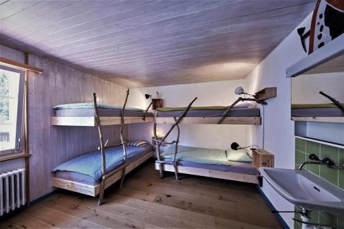 MattAktivhostel HängeMatt的客房设有两张双层床和盥洗盆。