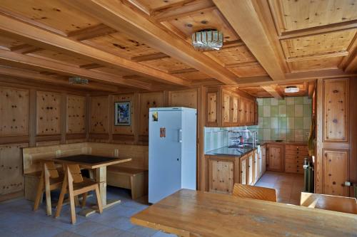 MattAktivhostel HängeMatt的厨房配有木制橱柜和白色冰箱。