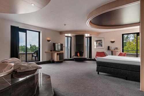 莱米尔伊瑟马尔酒店的一间带床和阳台的大卧室