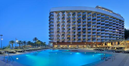多列毛利诺斯太阳海岸美利亚酒店的大楼前设有游泳池的酒店