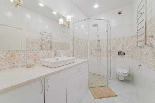 明斯克Apartments on Krasnaya Street的白色的浴室设有水槽和淋浴。