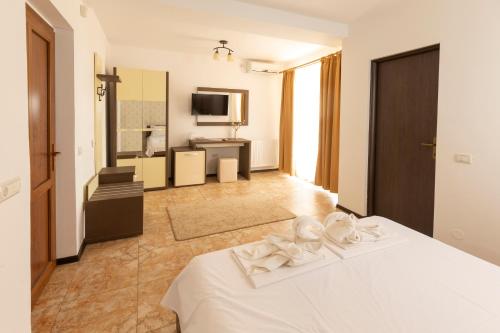 泰基尔吉奥尔Rosiem House的酒店客房设有白色的床和浴室。