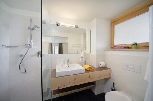 欧缇莫莱纳维塔酒店的白色的浴室设有水槽和淋浴。